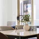 Cozy Apartment In Chatswood Next To Train Station