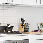 Cozy Apartment In Chatswood Next To Train Station